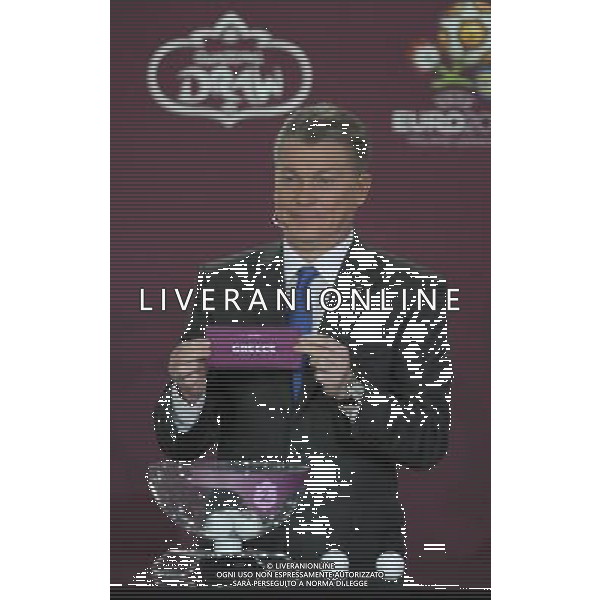 Ukrainian former football star Oleg Blokhin draws Greece durnig the UEFA EURO 2012 qualifying Draw Cremony in the Congress Hall of the Palace of Culture and Science in Warsaw, Poland, 7 February 2010. /Agenzia Aldo Liverani Sas - ITALY ONLY - VARSAVIA: SORTEGGI DI QUALIFICAZIONE AGLI EUROPEI DI CALCIO UCRAINA-POLONIA 2012