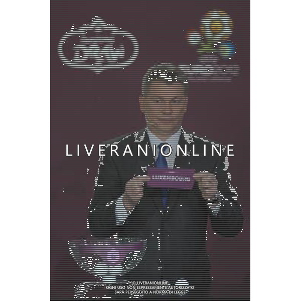 Ukrainian former football star Oleg Blokhin draws Luxembourg durnig the UEFA EURO 2012 qualifying Draw Cremony in the Congress Hall of the Palace of Culture and Science in Warsaw, Poland, 7 February 2010. /Agenzia Aldo Liverani Sas - ITALY ONLY - VARSAVIA: SORTEGGI DI QUALIFICAZIONE AGLI EUROPEI DI CALCIO UCRAINA-POLONIA 2012