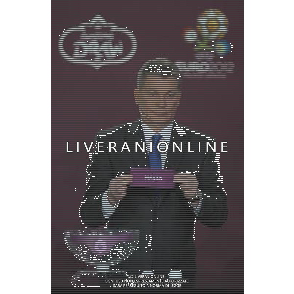 Ukrainian former football star Oleg Blokhin draws Malta durnig the UEFA EURO 2012 qualifying Draw Cremony in the Congress Hall of the Palace of Culture and Science in Warsaw, Poland, 7 February 2010. /Agenzia Aldo Liverani Sas - ITALY ONLY - VARSAVIA: SORTEGGI DI QUALIFICAZIONE AGLI EUROPEI DI CALCIO UCRAINA-POLONIA 2012