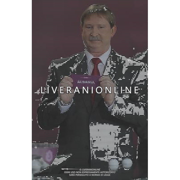 Polish former football star Andrzej Szarmach draws Albania durnig the UEFA EURO 2012 qualifying Draw Cremony in the Congress Hall of the Palace of Culture and Science in Warsaw, Poland, 7 February 2010. /Agenzia Aldo Liverani Sas - ITALY ONLY - VARSAVIA: SORTEGGI DI QUALIFICAZIONE AGLI EUROPEI DI CALCIO UCRAINA-POLONIA 2012