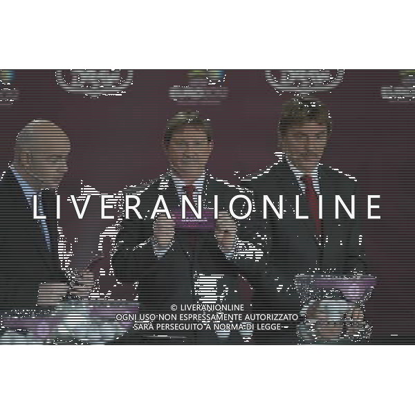 Polish former football star Andrzej Szarmach (C) draws Georgia next Polish former football star Zbigniew Boniek (R) and UEFA general secretary Gianni Infantino (L) durnig the UEFA EURO 2012 qualifying Draw Cremony in the Congress Hall of the Palace of Culture and Science in Warsaw, Poland, 7 February 2010. /Agenzia Aldo Liverani Sas - ITALY ONLY - VARSAVIA: SORTEGGI DI QUALIFICAZIONE AGLI EUROPEI DI CALCIO UCRAINA-POLONIA 2012