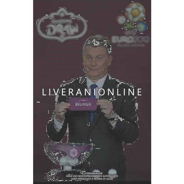 Ukrainian former football star Oleg Blokhin draws Belarus durnig the UEFA EURO 2012 qualifying Draw Cremony in the Congress Hall of the Palace of Culture and Science in Warsaw, Poland, 7 February 2010. /Agenzia Aldo Liverani Sas - ITALY ONLY - VARSAVIA: SORTEGGI DI QUALIFICAZIONE AGLI EUROPEI DI CALCIO UCRAINA-POLONIA 2012