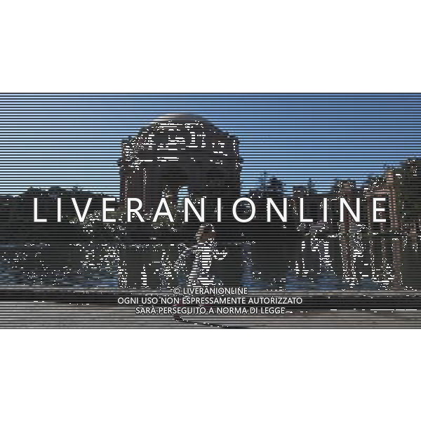 (100210) -- SAN FRANCISC0, Feb. 10, 2010 () -- A child plays in a park near the Site of the Panama Pacific International Exposition in San Francisco, California, the United States, on Feb. 8, 2010. As a celebration of the completion of the Panama Canal, the exposition held here in 1915 was a tremendous success. Constructed from temporary materials, almost all the fair\'s various buildings and attractions were pulled down in late 1915. The only surviving building, the Palace of Fine Arts, remained in place and was completely reconstructed in the 1960\'s. (/Wu Kaixiang) (wjd) /Agenzia Aldo Liverani Sas - ITALY ONLY - VEDUTE DELLA CITTA\' DI SAN FRANCISCO, CALIFORNIA , USA