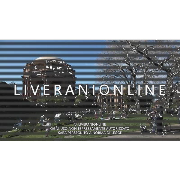 (100210) -- SAN FRANCISC0, Feb. 10, 2010 () -- People play in a park near the Site of the Panama Pacific International Exposition in San Francisco, California, the United States, on Feb. 8, 2010. As a celebration of the completion of the Panama Canal, the exposition held here in 1915 was a tremendous success. Constructed from temporary materials, almost all the fair\'s various buildings and attractions were pulled down in late 1915.The only surviving building, the Palace of Fine Arts, remained in place and was completely reconstructed in the 1960\'s. (/Wu Kaixiang) (wjd) /Agenzia Aldo Liverani Sas - ITALY ONLY - VEDUTE DELLA CITTA\' DI SAN FRANCISCO, CALIFORNIA , USA