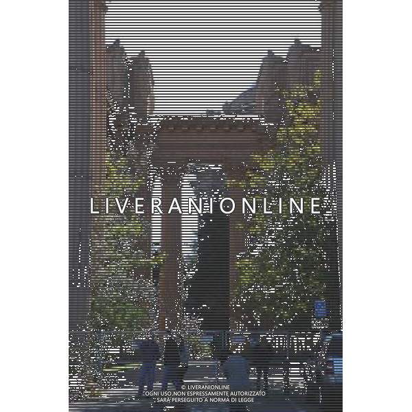 (100210) -- SAN FRANCISC0, Feb. 10, 2010 () -- People take a walk in the Site of the Panama Pacific International Exposition in San Francisco, California, the United States, on Feb. 8, 2010. As a celebration of the completion of the Panama Canal, the exposition held here in 1915 was a tremendous success. Constructed from temporary materials, almost all the fair\'s various buildings and attractions were pulled down in late 1915.The only surviving building, the Palace of Fine Arts, remained in place and was completely reconstructed in the 1960\'s. (/Wu Kaixiang) (wjd) /Agenzia Aldo Liverani Sas - ITALY ONLY - VEDUTE DELLA CITTA\' DI SAN FRANCISCO, CALIFORNIA , USA