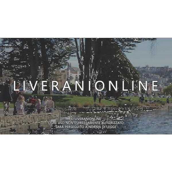 (100210) -- SAN FRANCISC0, Feb. 10, 2010 () -- People play in a park near the Site of the Panama Pacific International Exposition in San Francisco, California, the United States, on Feb. 8, 2010. As a celebration of the completion of the Panama Canal, the exposition held here in 1915 was a tremendous success. Constructed from temporary materials, almost all the fair\'s various buildings and attractions were pulled down in late 1915.The only surviving building, the Palace of Fine Arts, remained in place and was completely reconstructed in the 1960\'s. (/Wu Kaixiang) (wjd) /Agenzia Aldo Liverani Sas - ITALY ONLY - VEDUTE DELLA CITTA\' DI SAN FRANCISCO, CALIFORNIA , USA