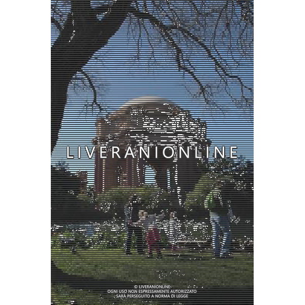 (100210) -- SAN FRANCISC0, Feb. 10, 2010 () -- A family play in a park near the Site of the Panama Pacific International Exposition in San Francisco, California, the United States, on Feb. 8, 2010. As a celebration of the completion of the Panama Canal, the exposition held here in 1915 was a tremendous success. Constructed from temporary materials, almost all the fair\'s various buildings and attractions were pulled down in late 1915.The only surviving building, the Palace of Fine Arts, remained in place and was completely reconstructed in the 1960\'s. (/Wu Kaixiang) (wjd) /Agenzia Aldo Liverani Sas - ITALY ONLY - VEDUTE DELLA CITTA\' DI SAN FRANCISCO, CALIFORNIA , USA