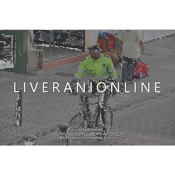 (100205) -- BOGOTA, Feb. 5, 2010 () -- A local policeman rides a bike patrolling in the streets of Bogota, capital of Colombia, Feb. 4, 2010. More than 1.4 million private cars on Thursday were forbidden to run on the roads of Bogota during daytime at the Car Free Day; residents could take buses, taxis or ride bikes instead. The Bogota Car Free Day was established as an annual event since 2000. (/Huang Yongxian)(axy) /Agenzia Aldo Liverani Sas - ITALY ONLY - LE STRADE DELLA CITTA\' DI BOGOTA VUOTE E LIBERE NEL \'GIORNO SENZA AUTO\' CON IL DIVIETO DI TRANSITO PER LE AUTO PRIVATE