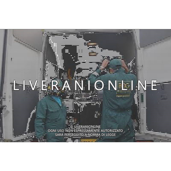 (100205) -- BOGOTA, Feb. 5, 2010 () -- Staff members from environmental protection department detect car emissions in the streets of Bogota, capital of Colombia, Feb. 4, 2010. More than 1.4 million private cars on Thursday were forbidden to run on the roads of Bogota during daytime at the Car Free Day; residents could take buses, taxis or ride bikes instead. The Bogota Car Free Day was established as an annual event since 2000. (/Huang Yongxian)(axy) /Agenzia Aldo Liverani Sas - ITALY ONLY - LE STRADE DELLA CITTA\' DI BOGOTA VUOTE E LIBERE NEL \'GIORNO SENZA AUTO\' CON IL DIVIETO DI TRANSITO PER LE AUTO PRIVATE