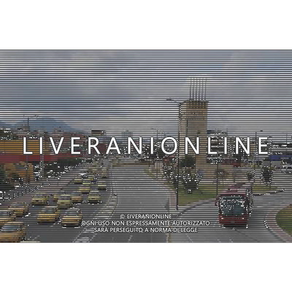 (100205) -- BOGOTA, Feb. 5, 2010 () -- Taxis and a bus run in the main avenue of Bogota, capital of Colombia, Feb. 4, 2010. More than 1.4 million private cars on Thursday were forbidden to run on the roads of Bogota during daytime at the Car Free Day; residents could take buses, taxis or ride bikes instead. The Bogota Car Free Day was established as an annual event since 2000. (/Huang Yongxian)(axy) /Agenzia Aldo Liverani Sas - ITALY ONLY - LE STRADE DELLA CITTA\' DI BOGOTA VUOTE E LIBERE NEL \'GIORNO SENZA AUTO\' CON IL DIVIETO DI TRANSITO PER LE AUTO PRIVATE