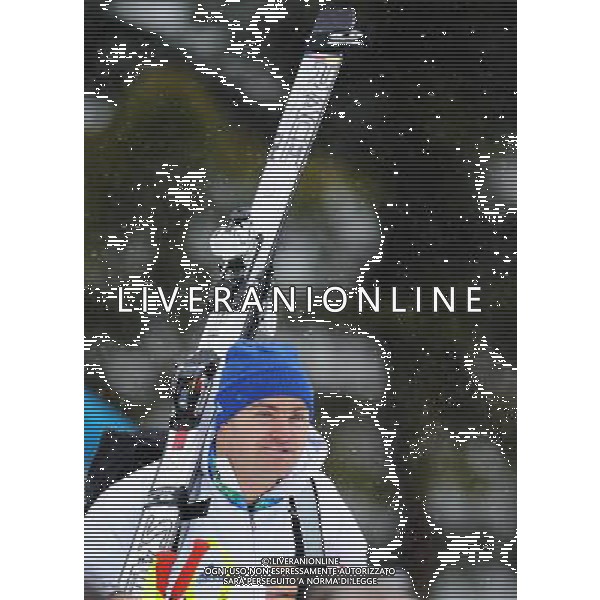 (100211) -- WHISTLER, Feb. 11, 2010 () -- An athlete waits outside the Alpine skiing venue at Whistler Olympic park for the Vancouver 2010 winter Olympic games in Whistler City, Canada, Feb. 10, 2010. First training for the Men\'s Olympic downhill was cancelled due to the snow and fog on Wednesday. (/Xu Jiajun) /Agenzia Aldo Liverani Sas - ITALY ONLY - CANADA: ALLENAMENTO E PREPARAZIONE DEGLI ATLETI CHE PARTECIPERANNO AI GIOCHI OLIMPICI INVERNALI DELLE OLIMPIADI DI VANCOUVER 2010