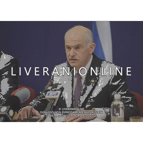 Greek Prime Minister George Papandreou speaks during a media conference after an EU summit in Brussels, Belgium on 2010-02-11 Germany and France dangled a limited promise of \'political support\' but no financial aid for debt-burdened Greece at a meeting of European Union leaders Thursday, trying to defuse market fears about the about the future of the euro and Europe\'s economic unity. © by Wiktor Dabkowski /Agenzia Aldo Liverani Sas - ITALY ONLY - BRUXELLES: Summit della commissione europea sulla crisi economica e finanziaria dell\'europa