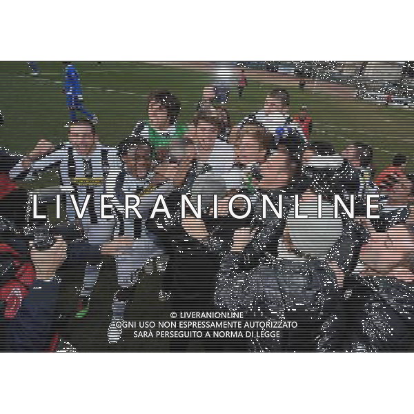 62Á Torneo Viareggio Cup World Football Tournament Coppa Carnevale Finale Viareggio - 15.02.2010 Juventus-Empoli Nella Foto: L\'ESULTANZA DELLA JUVENTUS CON LUCIANO BRUNI /Ph.Vitez-Ag. Aldo Liverani