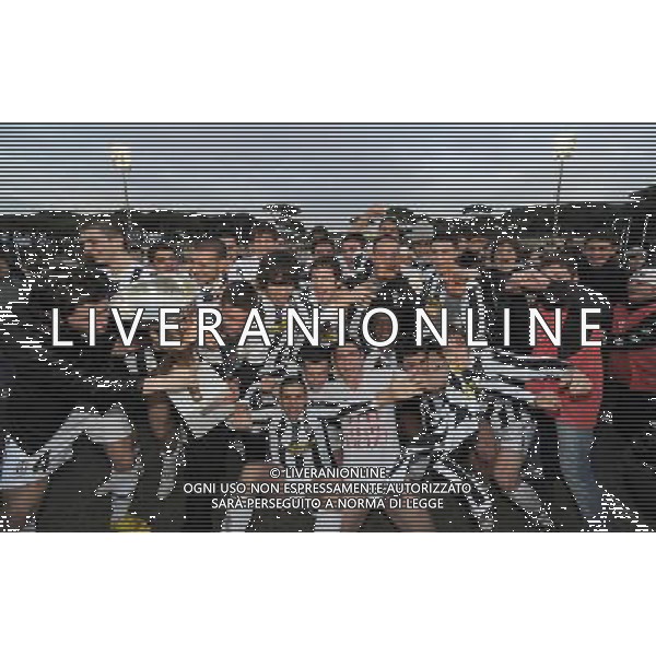 62Á Torneo Viareggio Cup World Football Tournament Coppa Carnevale Finale Viareggio - 15.02.2010 Juventus-Empoli Nella Foto:ESULTANZA FINALE CON LA COPPA /Ph.Vitez-Ag. Aldo Liverani