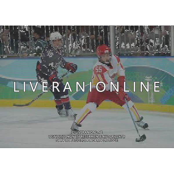 (100214) -- VANCOUVER, Feb. 14, 2010 () -- China\'s Qi Xueting (R) breaks through during the women\'s preliminary round Group B match of ice hockey against the United States of America at the 2010 Winter Olympic Games in Vancouver, Canada, on Feb. 14, 2010. China lost 1-12. (/Wu Wei) (hy) /Agenzia Aldo Liverani Sas - ITALY ONLY - GIOCHI OLIMPICI INVERNALI - OLIMPIADI VANCOUVER 2010 CANADA