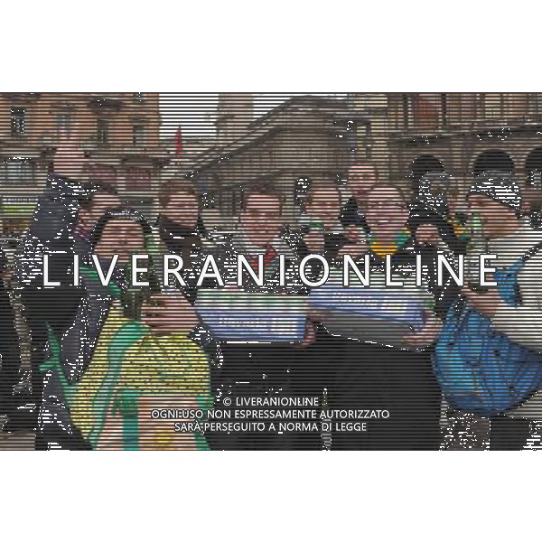 MILANO 16/2/2010 TIFOSI DEL MANCHESTER UNITED IN PIAZZA DUOMO, PRIMA DELLA PARTITA DI COPPA CAMPIONI CONTRO IL MILAN CALCIO FOTO ROMANO/AG ALDO LIVERANI