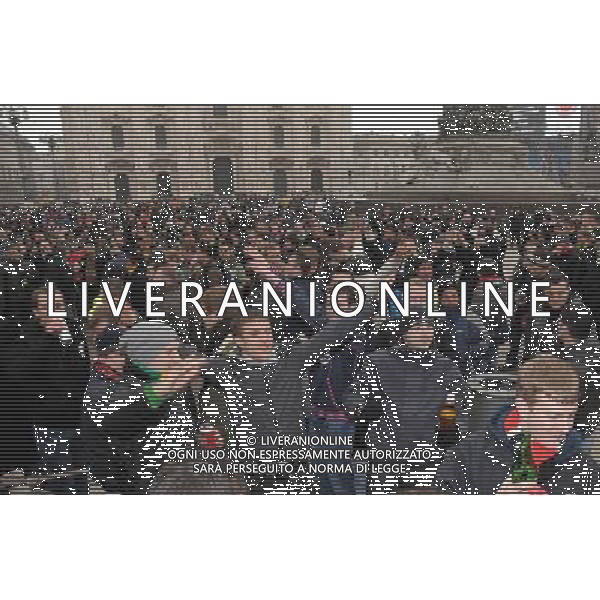 MILANO 16/2/2010 TIFOSI DEL MANCHESTER UNITED IN PIAZZA DUOMO, PRIMA DELLA PARTITA DI COPPA CAMPIONI CONTRO IL MILAN CALCIO FOTO ROMANO/AG ALDO LIVERANI