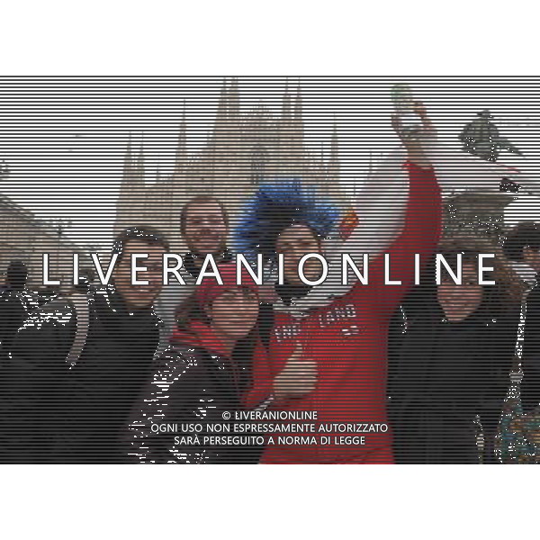 MILANO 16/2/2010 TIFOSI DEL MANCHESTER UNITED IN PIAZZA DUOMO, PRIMA DELLA PARTITA DI COPPA CAMPIONI CONTRO IL MILAN CALCIO FOTO ROMANO/AG ALDO LIVERANI