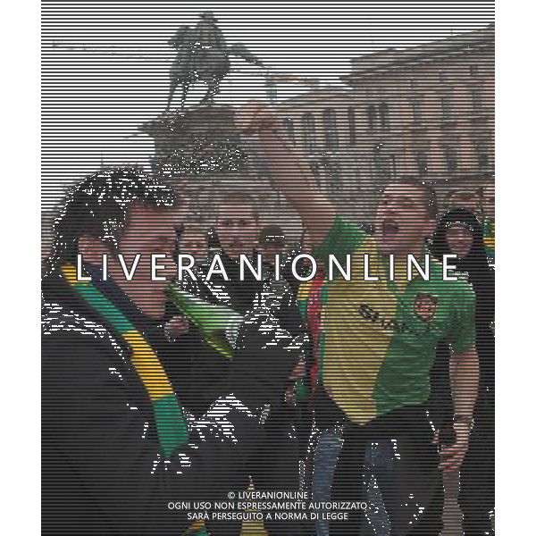 MILANO 16/2/2010 TIFOSI DEL MANCHESTER UNITED IN PIAZZA DUOMO, PRIMA DELLA PARTITA DI COPPA CAMPIONI CONTRO IL MILAN CALCIO FOTO ROMANO/AG ALDO LIVERANI