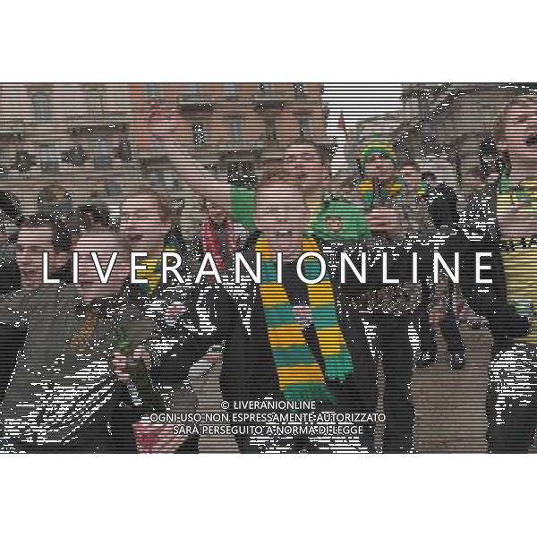 MILANO 16/2/2010 TIFOSI DEL MANCHESTER UNITED IN PIAZZA DUOMO, PRIMA DELLA PARTITA DI COPPA CAMPIONI CONTRO IL MILAN CALCIO FOTO ROMANO/AG ALDO LIVERANI