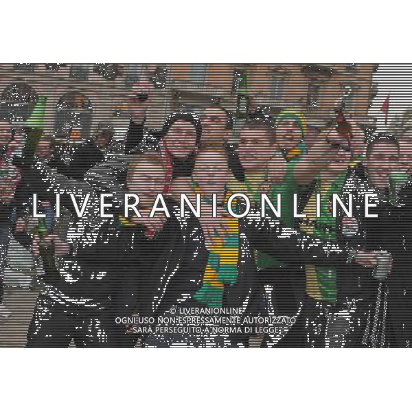 MILANO 16/2/2010 TIFOSI DEL MANCHESTER UNITED IN PIAZZA DUOMO, PRIMA DELLA PARTITA DI COPPA CAMPIONI CONTRO IL MILAN CALCIO FOTO ROMANO/AG ALDO LIVERANI