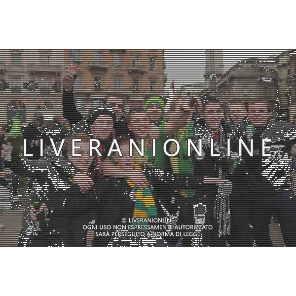 MILANO 16/2/2010 TIFOSI DEL MANCHESTER UNITED IN PIAZZA DUOMO, PRIMA DELLA PARTITA DI COPPA CAMPIONI CONTRO IL MILAN CALCIO FOTO ROMANO/AG ALDO LIVERANI