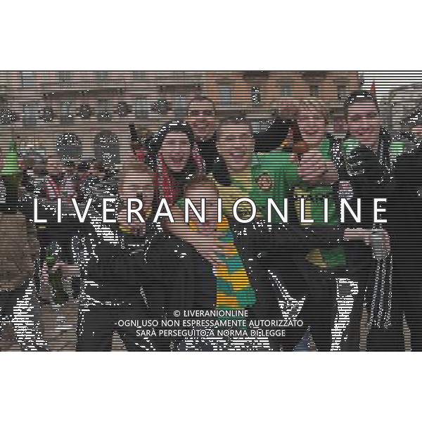 MILANO 16/2/2010 TIFOSI DEL MANCHESTER UNITED IN PIAZZA DUOMO, PRIMA DELLA PARTITA DI COPPA CAMPIONI CONTRO IL MILAN CALCIO FOTO ROMANO/AG ALDO LIVERANI