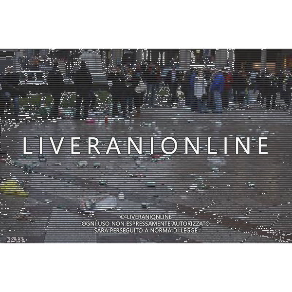 Milano - Piazza Duomo Tifosi del Manchester United attendono il grande match di Coppa Campioni contro il Milan nella foto: sporcizia lasciata dai tifosi in Piazza foto Antonio Sorano - Ag. Aldo Liverani sas