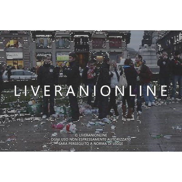 Milano - Piazza Duomo Tifosi del Manchester United attendono il grande match di Coppa Campioni contro il Milan nella foto: sporcizia lasciata dai tifosi in Piazza foto Antonio Sorano - Ag. Aldo Liverani sas