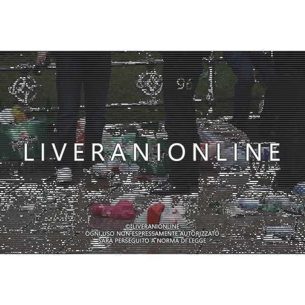 Milano - Piazza Duomo Tifosi del Manchester United attendono il grande match di Coppa Campioni contro il Milan nella foto: sporcizia lasciata dai tifosi in Piazza foto Antonio Sorano - Ag. Aldo Liverani sas