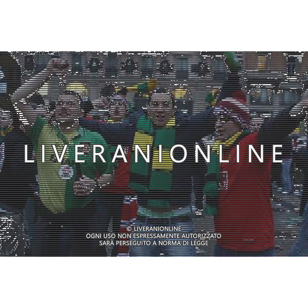 Milano - Piazza Duomo Tifosi del Manchester United attendono il grande match di Coppa Campioni contro il Milan foto Antonio Sorano - Ag. Aldo Liverani sas