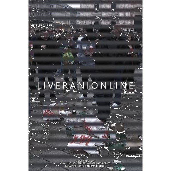 Milano - Piazza Duomo Tifosi del Manchester United attendono il grande match di Coppa Campioni contro il Milan nella foto: sporcizia lasciata dai tifosi in Piazza foto Antonio Sorano - Ag. Aldo Liverani sas