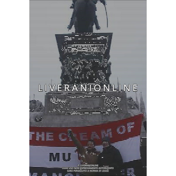 Milano - Piazza Duomo Tifosi del Manchester United attendono il grande match di Coppa Campioni contro il Milan foto Antonio Sorano - Ag. Aldo Liverani sas