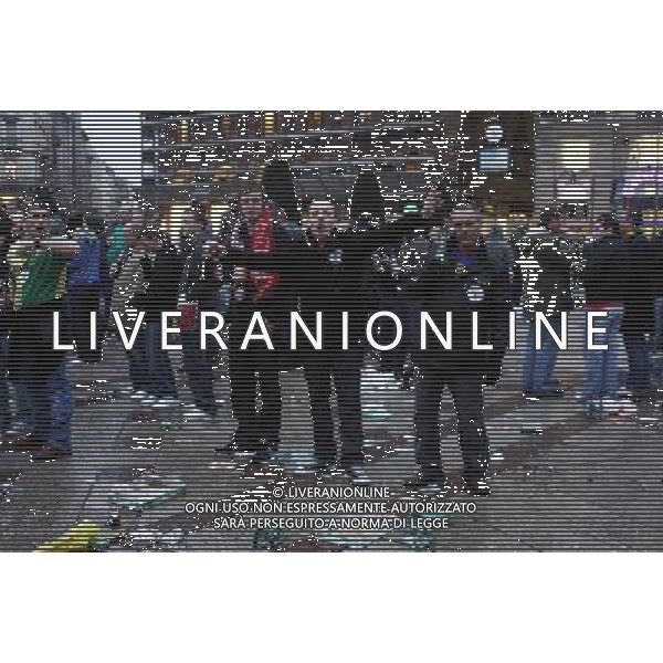 Milano - Piazza Duomo Tifosi del Manchester United attendono il grande match di Coppa Campioni contro il Milan foto Antonio Sorano - Ag. Aldo Liverani sas