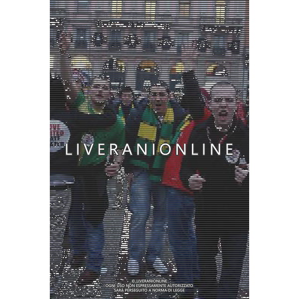 Milano - Piazza Duomo Tifosi del Manchester United attendono il grande match di Coppa Campioni contro il Milan foto Antonio Sorano - Ag. Aldo Liverani sas