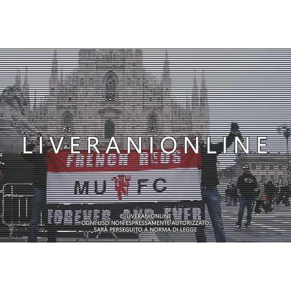Milano - Piazza Duomo Tifosi del Manchester United attendono il grande match di Coppa Campioni contro il Milan foto Antonio Sorano - Ag. Aldo Liverani sas