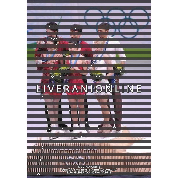(100215) -- VANCOUVER, Feb. 15, 2010 () -- China\'s Shen Xue (C in front)/Zhao Hongbo (C in back), Pang Qing (L in front)/Tong Jian (L in back) and Germany\'s Aliona Savchenko (R in front)/Robin Szolkowy pose for photos on the podium for the pairs skating of Figure Skating at the 2010 Winter Olympic Games in Pacific Coliseum stadium, Canada, Feb. 15, 2010. (/Wu Wei) /Agenzia Aldo Liverani Sas - ITALY ONLY 21mi GIOCHI OLIMPICI INVERNALI OLIMPIADI DI VANCOUVER 2010 (CANADA) - SPECIALITA\' GARA PATTINAGGIO DI FIGURA DI COPPIA