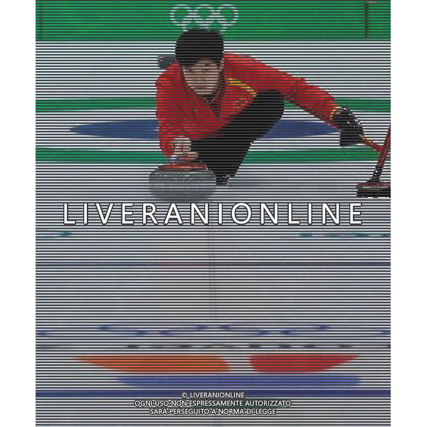 (100216) -- VANCOUVER, Feb. 16, 2010 () -- Wang Fengchun of China throws the stone during their men\'s round robin curling game against France at the 2010 Winter Olympic Games in Vancouver, Canada, on Feb. 16, 2010. China lost 5-6. (/Qi Heng) (hy) /Agenzia Aldo Liverani Sas - ITALY ONLY - 21mi GIOCHI OLIMPICI INVERNALI OLIMPIADI DI VANCOUVER 2010 (CANADA)
