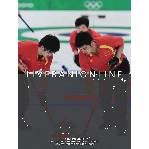 (100216) -- VANCOUVER, Feb. 16, 2010 () -- Players of China brash the ice during their men\'s round robin curling game against France at the 2010 Winter Olympic Games in Vancouver, Canada, on Feb. 16, 2010. China lost 5-6. (/Qi Heng) (hy) /Agenzia Aldo Liverani Sas - ITALY ONLY - 21mi GIOCHI OLIMPICI INVERNALI OLIMPIADI DI VANCOUVER 2010 (CANADA)