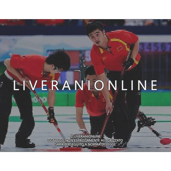 (100216) -- VANCOUVER, Feb. 16, 2010 () -- Players of China brash the ice during their men\'s round robin curling game against France at the 2010 Winter Olympic Games in Vancouver, Canada, on Feb. 16, 2010. China lost 5-6. (/Qi Heng) (hy) /Agenzia Aldo Liverani Sas - ITALY ONLY - 21mi GIOCHI OLIMPICI INVERNALI OLIMPIADI DI VANCOUVER 2010 (CANADA)