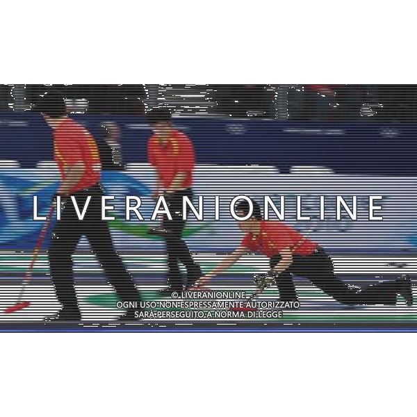 (100216) -- VANCOUVER, Feb. 16, 2010 () -- Liu Rui (R) of China throws the stone during their men\'s round robin curling game against France at the 2010 Winter Olympic Games in Vancouver, Canada, on Feb. 16, 2010. China lost 5-6. (/Qi Heng) (hy) /Agenzia Aldo Liverani Sas - ITALY ONLY - 21mi GIOCHI OLIMPICI INVERNALI OLIMPIADI DI VANCOUVER 2010 (CANADA)