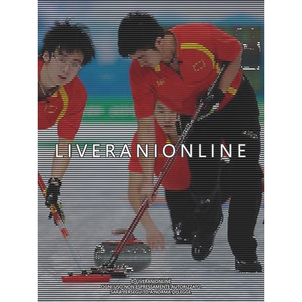 (100216) -- VANCOUVER, Feb. 16, 2010 () -- China\'s Xu Xiaoming (R) and Zang Jialiang (L) brush the ice during their men\'s round robin curling game against France at the 2010 Winter Olympic Games in Vancouver, Canada, on Feb. 16, 2010. China lost 5-6. (/Qi Heng) (hy) /Agenzia Aldo Liverani Sas - ITALY ONLY - 21mi GIOCHI OLIMPICI INVERNALI OLIMPIADI DI VANCOUVER 2010 (CANADA)
