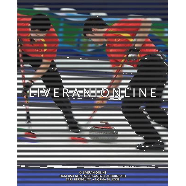 (100216) -- VANCOUVER, Feb. 16, 2010 () -- China\'s Xu Xiaoming (R) and Liu Rui brush the ice during their men\'s round robin curling game against France at the 2010 Winter Olympic Games in Vancouver, Canada, on Feb. 16, 2010. China lost 5-6. (/Qi Heng) (hy) /Agenzia Aldo Liverani Sas - ITALY ONLY - 21mi GIOCHI OLIMPICI INVERNALI OLIMPIADI DI VANCOUVER 2010 (CANADA)