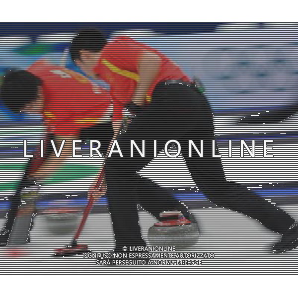 (100216) -- VANCOUVER, Feb. 16, 2010 () -- China\'s Zang Jialiang (L) and Xu Xiaoming brush the ice during their men\'s round robin curling game against France at the 2010 Winter Olympic Games in Vancouver, Canada, on Feb. 16, 2010. China lost 5-6. (/Qi Heng) (hy) /Agenzia Aldo Liverani Sas - ITALY ONLY - 21mi GIOCHI OLIMPICI INVERNALI OLIMPIADI DI VANCOUVER 2010 (CANADA)