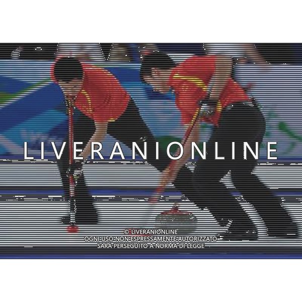 (100216) -- VANCOUVER, Feb. 16, 2010 () -- China\'s Xu Xiaoming (R) and Liu Rui brush the ice during their men\'s round robin curling game against France at the 2010 Winter Olympic Games in Vancouver, Canada, on Feb. 16, 2010. China lost 5-6. (/Qi Heng) (hy) /Agenzia Aldo Liverani Sas - ITALY ONLY - 21mi GIOCHI OLIMPICI INVERNALI OLIMPIADI DI VANCOUVER 2010 (CANADA)