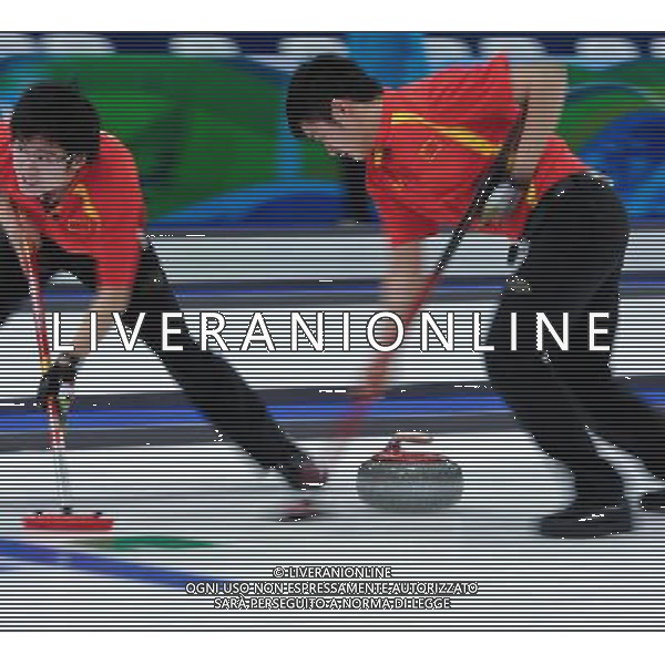 (100216) -- VANCOUVER, Feb. 16, 2010 () -- China\'s Xu Xiaoming (R) and Zang Jialiang brush the ice during their men\'s round robin curling game against France at the 2010 Winter Olympic Games in Vancouver, Canada, on Feb. 16, 2010. China lost 5-6. (/Qi Heng) (hy) /Agenzia Aldo Liverani Sas - ITALY ONLY - 21mi GIOCHI OLIMPICI INVERNALI OLIMPIADI DI VANCOUVER 2010 (CANADA)