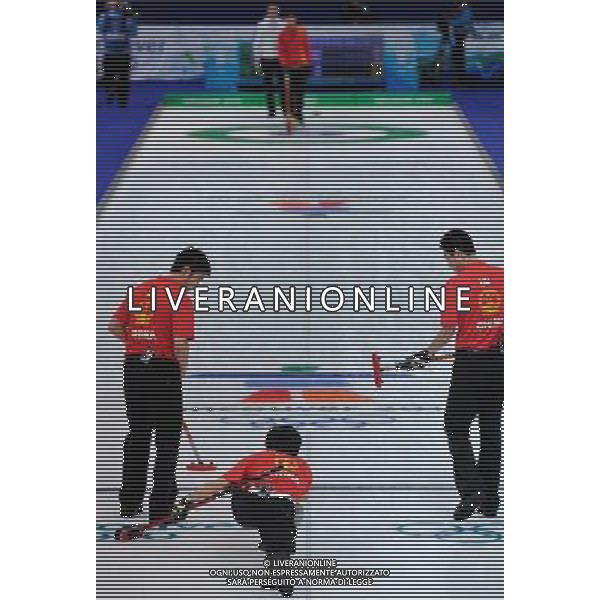 (100216) -- VANCOUVER, Feb. 16, 2010 () -- China\'s Zang Jialiang (Below) throws the stone during their men\'s round robin curling game against France at the 2010 Winter Olympic Games in Vancouver, Canada, on Feb. 16, 2010. China lost 5-6. (/Qi Heng) (hy) /Agenzia Aldo Liverani Sas - ITALY ONLY - 21mi GIOCHI OLIMPICI INVERNALI OLIMPIADI DI VANCOUVER 2010 (CANADA)