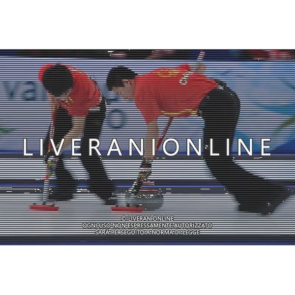 (100216) -- VANCOUVER, Feb. 16, 2010 () -- China\'s Liu Rui (R) and Zang Jialiang brush the ice during their men\'s round robin curling game against France at the 2010 Winter Olympic Games in Vancouver, Canada, on Feb. 16, 2010. China lost 5-6. (/Qi Heng) (hy) /Agenzia Aldo Liverani Sas - ITALY ONLY - 21mi GIOCHI OLIMPICI INVERNALI OLIMPIADI DI VANCOUVER 2010 (CANADA)