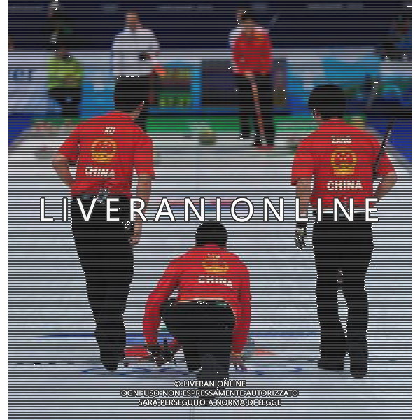 (100216) -- VANCOUVER, Feb. 16, 2010 () -- China\'s Liu Rui (C, Below) watches the shot during their men\'s round robin curling game against France at the 2010 Winter Olympic Games in Vancouver, Canada, on Feb. 16, 2010. China lost 5-6. (/Qi Heng) (hy) /Agenzia Aldo Liverani Sas - ITALY ONLY - 21mi GIOCHI OLIMPICI INVERNALI OLIMPIADI DI VANCOUVER 2010 (CANADA)
