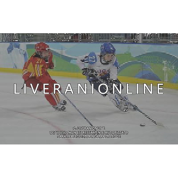 (100216) -- VANCOUVER, Feb. 16, 2010 () -- China\'s Jiang Na (L) fights with Finland\'s Anne Helin during the women\'s preliminary round group B match of ice hockey at the 2010 Winter Olympic Games in Vancouver, Canada, on Feb. 16, 2010. China lost 1-2. (/Wu Wei) (hy) /Agenzia Aldo Liverani Sas - ITALY ONLY - 21mi GIOCHI OLIMPICI INVERNALI OLIMPIADI DI VANCOUVER 2010 (CANADA)